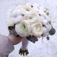 Свадебный букет из ранункулюсов c хлопком и лентами