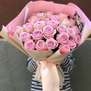 Букет 25 пионовидных розовых роз с оформлением R1248