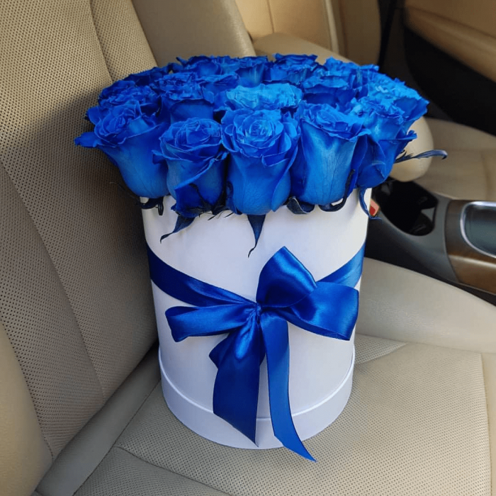 19 синих роз в высокой коробке R549
