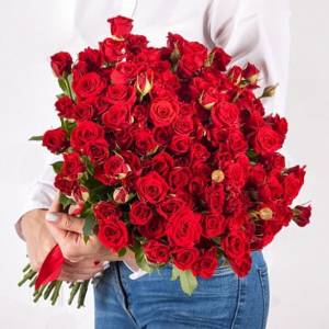 Букет 31 красных кустовых роз с лентами R484